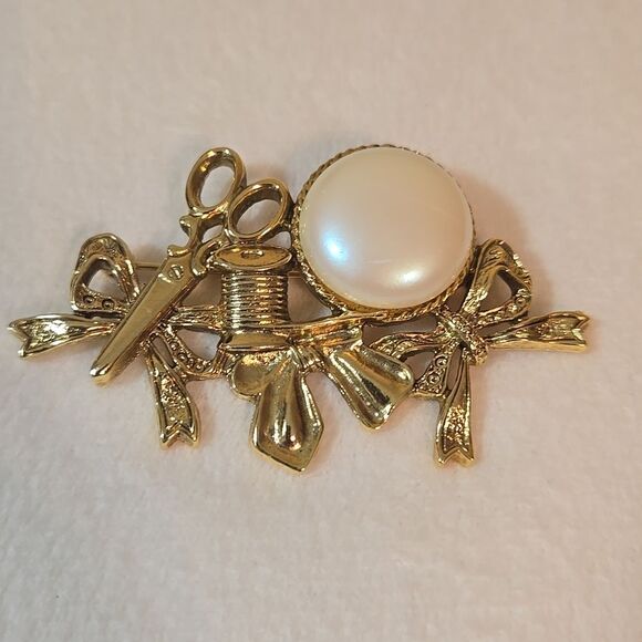 Sewing Gold Brooch - Picture 3 of 5